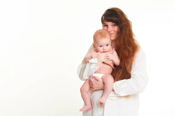 Junge Brünette Mutter Mit Langen Haaren Und Weißem Hemd Hält — Stockfoto