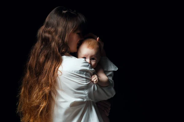 Junge Brünette Mutter Mit Langen Haaren Und Weißem Hemd Hält — Stockfoto