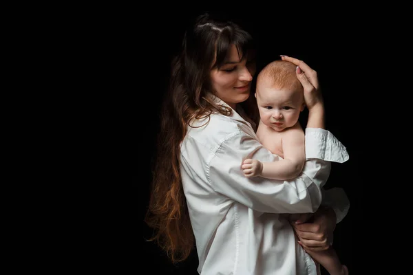 Junge Brünette Mutter Mit Langen Haaren Und Weißem Hemd Hält — Stockfoto