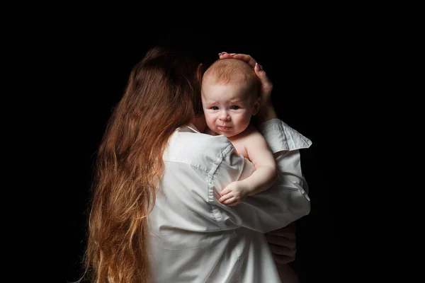 Junge Brünette Mutter Mit Langen Haaren Und Weißem Hemd Hält — Stockfoto