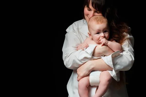 Jonge Brunette Moeder Met Lang Haar Een Wit Shirt Houdt — Stockfoto