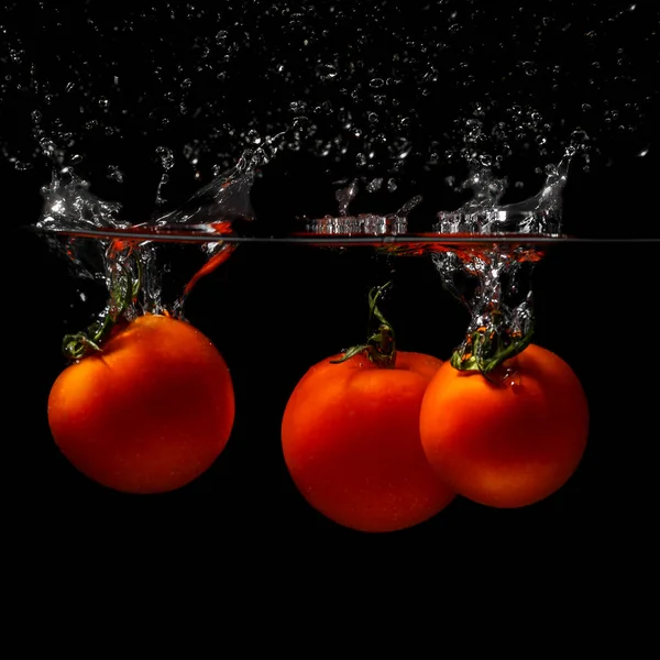 One Red Tomato Water Black Background Tomato Sinking Water — Stock Photo, Image