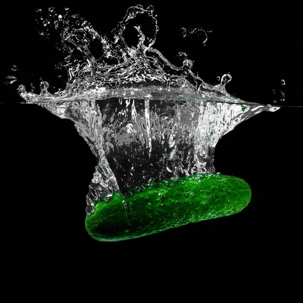 Gurke Strom Des Reinen Kalten Wassers Auf Schwarzem Hintergrund Grüne — Stockfoto