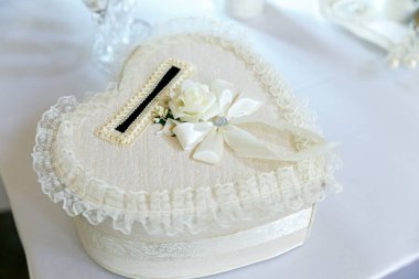 Tai düğün partisi için kalp şeklinde hediye kutusu, kalp şeklinde hediye kutusu, pastel renkler. Düğün Günü ve aşk konsepti.