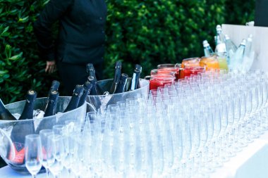 Beyaz masada boş bardaklar.