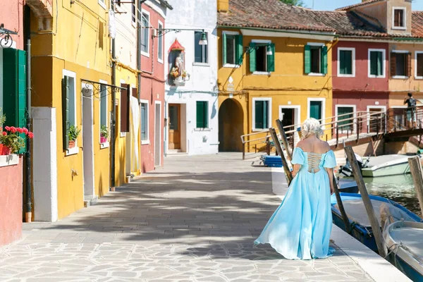 Una Rubia Con Vestido Azul Camina Por Las Calles Isla — Foto de Stock