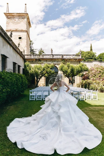 Sposa Bionda Sta Con Schiena Abito Sposa Bianco Chic Con — Foto Stock