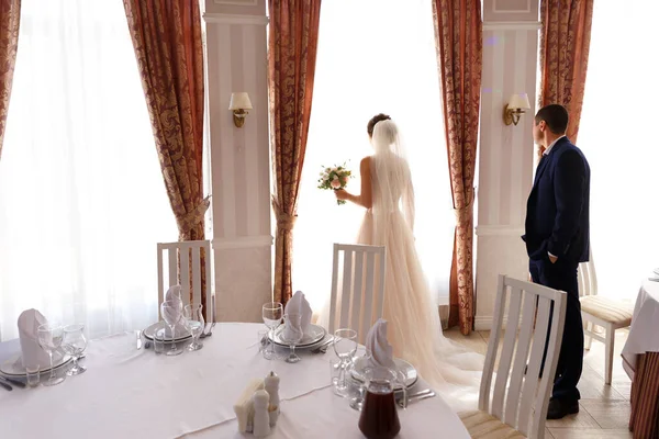 Sposa Sta Con Schiena Guardando Fuori Dalla Finestra Ristorante Vicino — Foto Stock