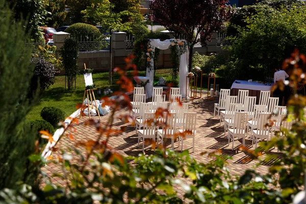 Trä Bröllop Båge Dekorerad Med Vit Duk Och Blommor Med — Stockfoto