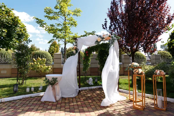 Arco Sposa Legno Decorato Con Stoffa Bianca Fiori Con Verde — Foto Stock