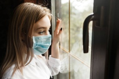 COVID-19 Pandemic Coronavirus Woman, SARS-CoV-2 virüsünün yayılması için maske takıyor. Coronavirus Hastalığı 2020 'ye karşı kız izolasyon maskesi.
