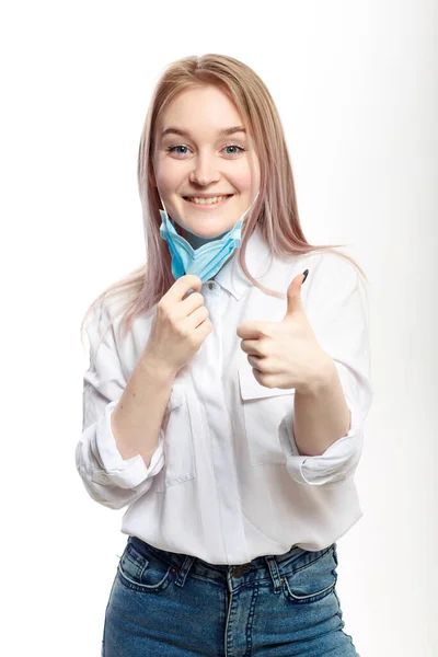 Giovane Ragazza Bionda Una Camicetta Bianca Toglie Una Maschera Medica — Foto Stock