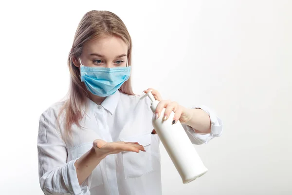 Jong Blond Meisje Een Witte Blouse Een Medisch Masker Maakt — Stockfoto