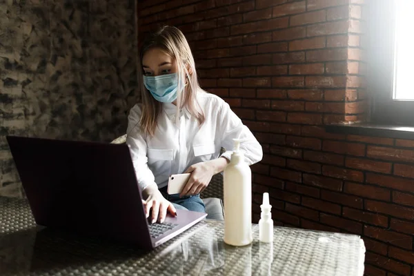 Covid Pandemic Coronavirus Mask Woman Home Working Dívka Obličejovou Maskou Stock Fotografie