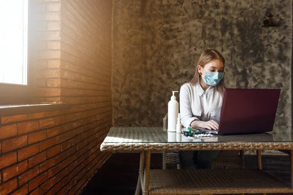 Covid Pandemic Coronavirus Mask Woman Home Working Dívka Obličejovou Maskou Stock Snímky