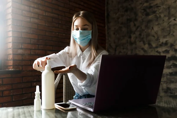 Covid Pandemic Coronavirus Mask Woman Home Working Dívka Obličejovou Maskou Stock Obrázky