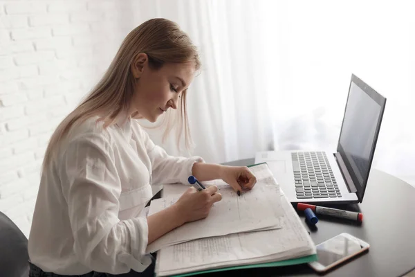Mladá Blondýna Bílé Blůze Pracuje Místnosti Dokumenty Notebookem Pracovat Doma Stock Snímky