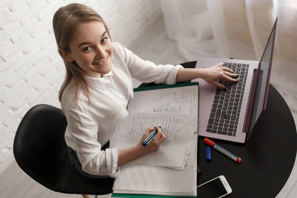 Jeune Fille Blonde Chemisier Blanc Travaille Dans Chambre Avec Des Images De Stock Libres De Droits