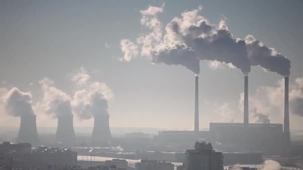 Chimeneas de la central eléctrica en el soleado día de invierno . — Vídeos de Stock