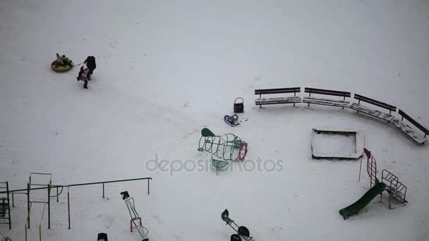 Groupe d'enfants glissant de la montagne enneigée . — Video