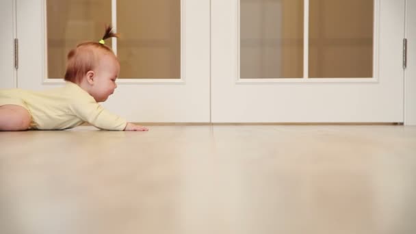 Bebé Gateando Niña Con Ojos Azules Pelo Rubio Arrastrándose Fondo — Vídeo de stock