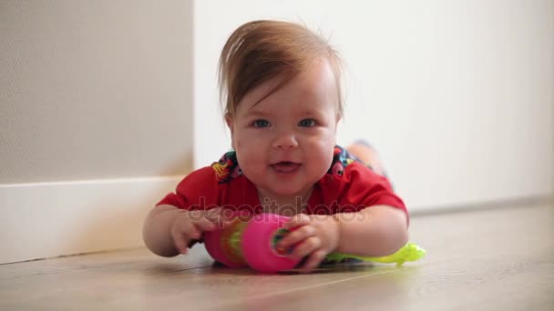 Menina Com Olhos Azuis Cabelos Loiros Brincando Com Brinquedo Risadas — Vídeo de Stock