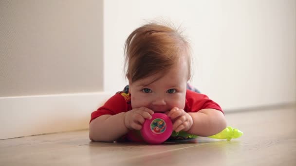 Baby Flicka Med Blå Ögon Och Blont Hår Leker Med — Stockvideo