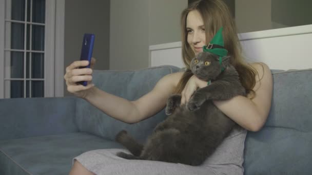 Vrouw Vindt Een Selfie Met Kat Groen Hoed Kat Hoed — Stockvideo