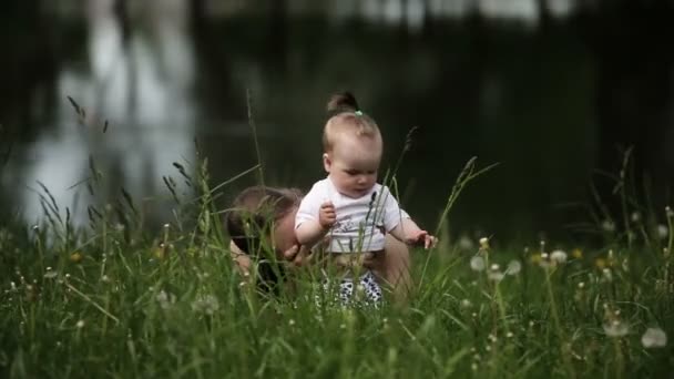 Madre Felice Sorridente Bambina Che Gioca Erba Con Denti Leone — Video Stock