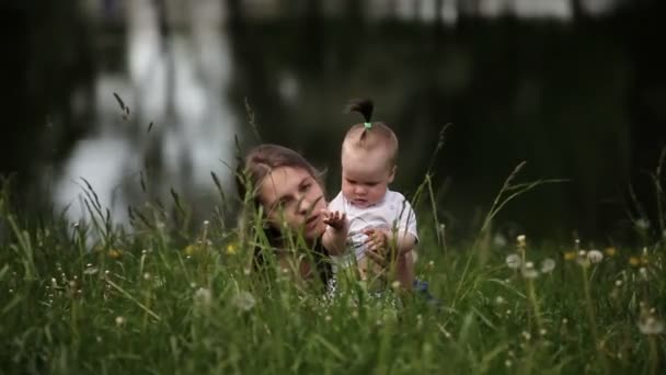 Щаслива Мати Усміхнена Дівчинка Яка Грає Траві Кульбабами Березі Озера — стокове відео