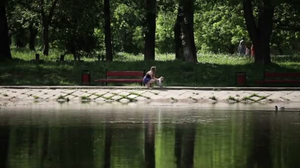 Madre Feliz Con Niña Caminando Playa Del Lago Dispara Desde — Vídeos de Stock