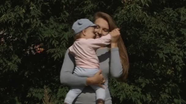 Movimento Lento Mãe Bebê Menina Girando Torno Fundo Folhas Verdes — Vídeo de Stock