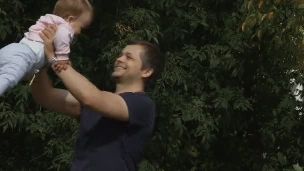 Mouvement Lent Père Petite Fille Tournant Autour Sur Fond Feuilles — Video