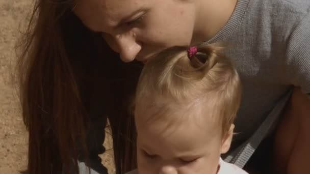 Primer Plano Niña Jugando Arena Con Mamá Con Pelo Largo — Vídeo de stock