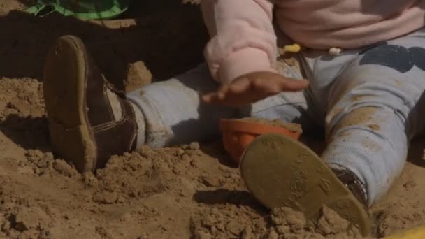 Närbild Baby Flicka Spela Sand Med Mamma Med Långa Blonda — Stockvideo