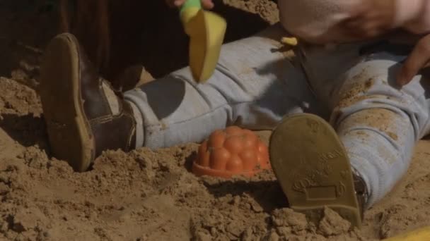 Gros Plan Bébé Fille Jouant Sable Avec Maman Aux Longs — Video