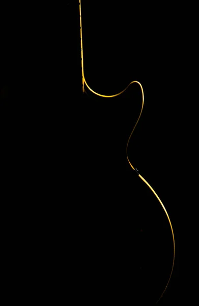 Guitarra eléctrica silueta de oro sobre un fondo negro — Foto de Stock