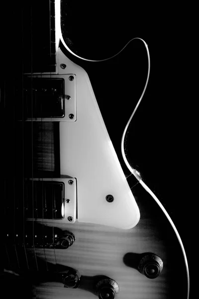 Guitare électrique isolée sur fond noir noir et blanc p — Photo