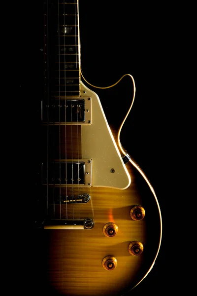 黒い背景に分離のエレク トリック ギター — ストック写真