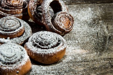 Fırından yeni çıkmış tarçınlı çörek baharat ve eski doldurma kakao ile