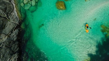 Aşırı bir whitewater Soca nehir, Slovenya, zümrüt suların üzerinde doldurma kanocu adrenalin arayanlar ve aynı zamanda Doğa severler, havadan görünümü için rafting cennet vardır.