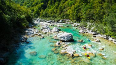 Aşırı bir whitewater Soca nehir, Slovenya, zümrüt suların üzerinde doldurma kanocu adrenalin arayanlar ve aynı zamanda Doğa severler, havadan görünümü için rafting cennet vardır.