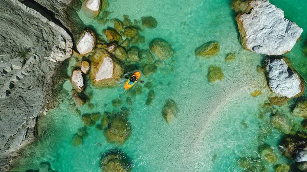 Um Kayaker de água branca extrema que acolhe nas águas esmeralda do rio Soca, Eslovênia, é o paraíso de rafting para os buscadores de adrenalina e também os amantes da natureza, vista aérea . — Fotografia de Stock