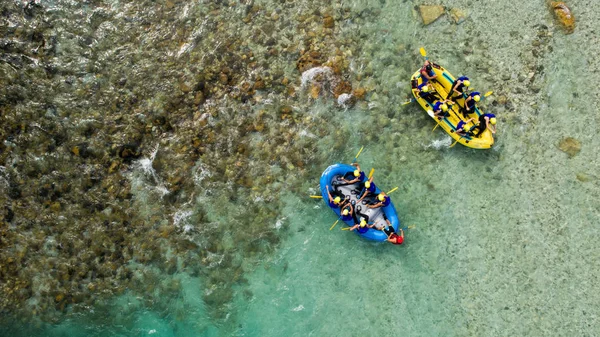 Das smaragdgrüne Wasser des Flusses Soca in Slowenien ist das Rafting-Paradies lizenzfreie Stockfotos