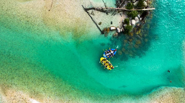 Das smaragdgrüne Wasser des Flusses Soca in Slowenien ist das Rafting-Paradies Stockbild