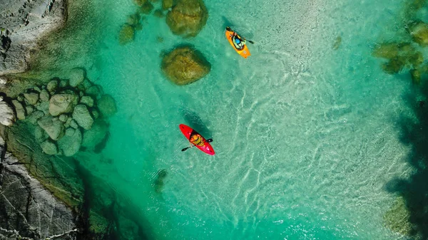 Ein extremes Wildwasser-Kajakpolster auf dem smaragdgrünen Wasser des Soca-Flusses, Slowenien, ist das Rafting-Paradies für Adrenalinsuchende und auch Naturliebhaber, Luftaufnahme. Stockbild