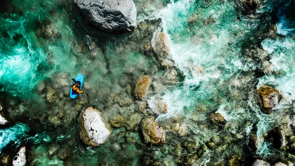 Ekstremalne whitewater Kayaker padding na szmaragdowe wody rzeki Soča, Słowenia, są spływy raj dla poszukiwaczy adrenaliny, a także miłośników przyrody, widok z lotu ptaka. Zdjęcie Stockowe