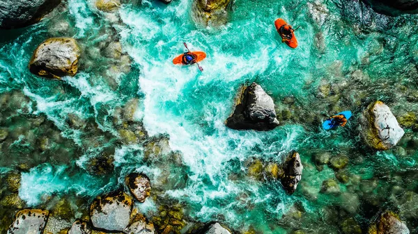 Ein extremes Wildwasser-Kajakpolster auf dem smaragdgrünen Wasser des Soca-Flusses, Slowenien, ist das Rafting-Paradies für Adrenalinsuchende und auch Naturliebhaber, Luftaufnahme. lizenzfreie Stockbilder