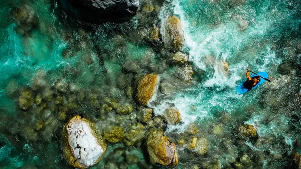 Ein extremes Wildwasser-Kajakpolster auf dem smaragdgrünen Wasser des Soca-Flusses, Slowenien, ist das Rafting-Paradies für Adrenalinsuchende und auch Naturliebhaber, Luftaufnahme. Stockbild