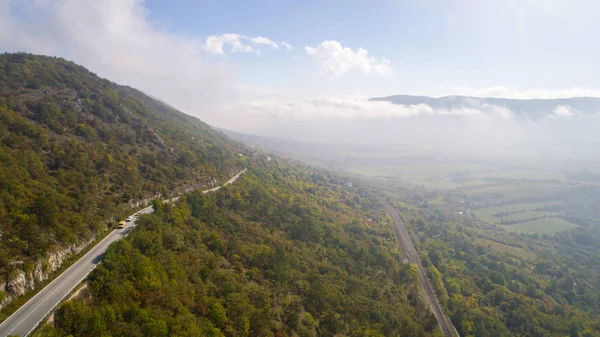 Pendenza forestale di montagna in bassa nube sdraiata con le fronti autunnali — Foto Stock